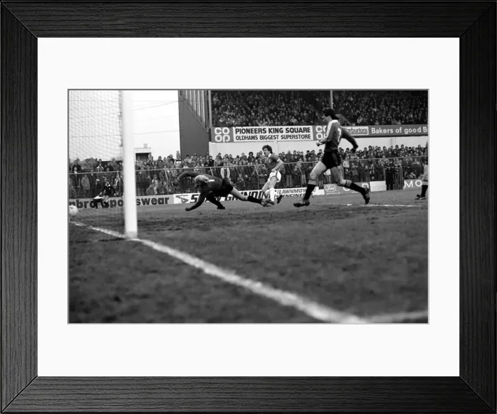 Framed Print : Oldham Athletic v Manchester United. January 1982 MF05-25-012 Framed Print : Oldham Athletic v Manchester United. January 1982 MF05-25-012