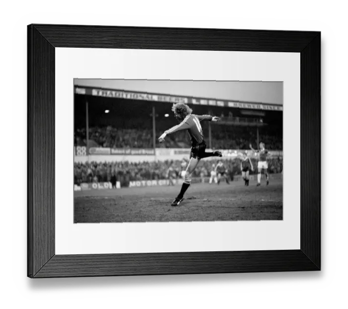 Framed Print : Oldham Athletic v Manchester United. January 1982 MF05-25-029 Framed Print : Oldham Athletic v Manchester United. January 1982 MF05-25-029
