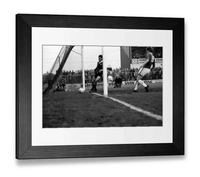 Framed Print : Oldham Athletic v Manchester United. January 1982 MF05-25-011