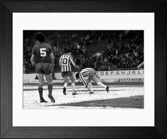 Framed Print : English League Division Two match. Sheffield Wednesday v Blackburn Rovers