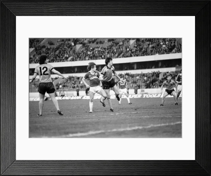 Framed Print : English League Division One match. Wolverhampton Wanderers 0 v Everton 3 Framed Print : English League Division One match. Wolverhampton Wanderers 0 v Everton 3
