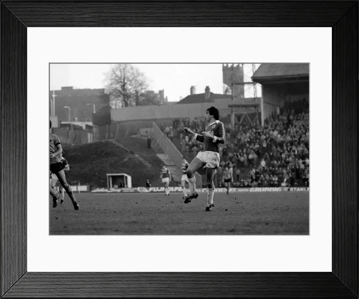 Framed Print : English League Division One match. Wolverhampton Wanderers 0 v Everton 3