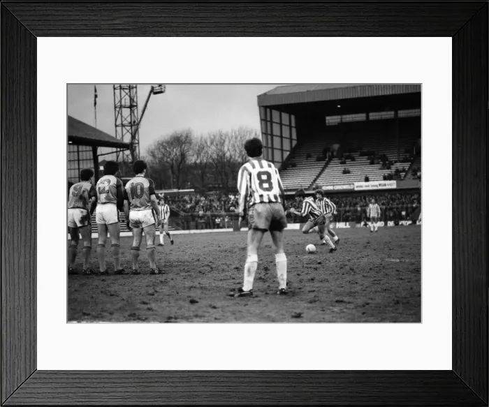 Framed Print : English League Division Two match. Sheffield Wednesday 3 v Luton Town 3 Framed Print : English League Division Two match. Sheffield Wednesday 3 v Luton Town 3
