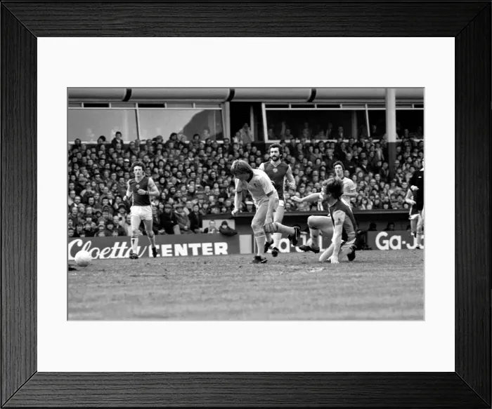 Framed Print : English League Division One match. Aston Villa 0 v Liverpool 3. January 1982 MF05-15-018 Framed Print : English League Division One match. Aston Villa 0 v Liverpool 3. January 1982 MF05-15-018