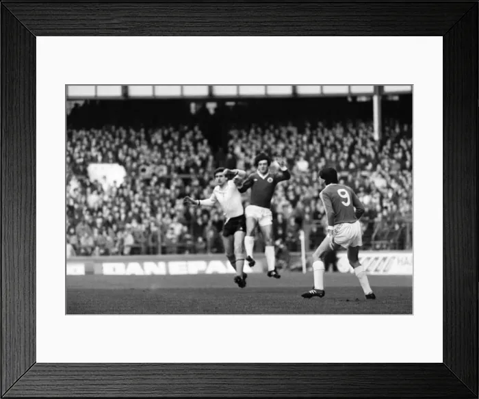 Framed Print : English League Division One match at Goodison Park. Everton 1 v Tottenham Hotspur 1 Framed Print : English League Division One match at Goodison Park. Everton 1 v Tottenham Hotspur 1