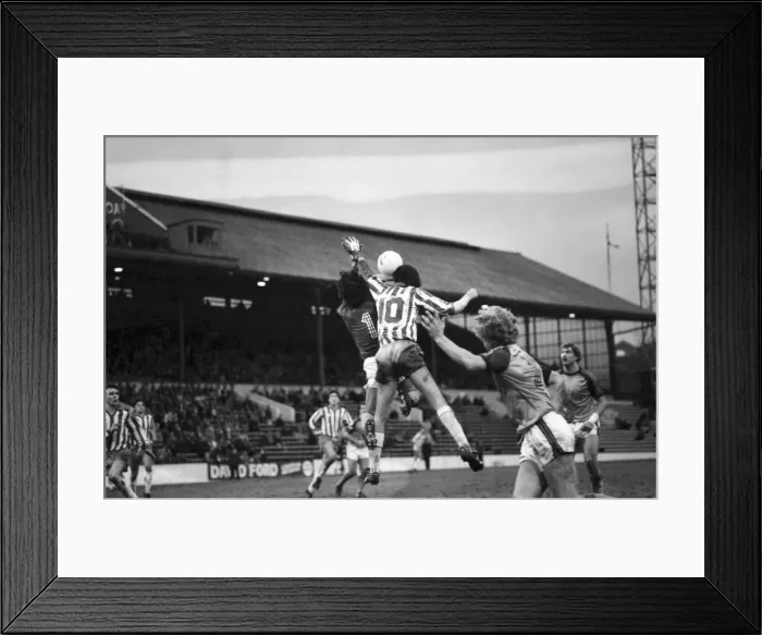 Framed Print : English League Division Two match. Sheffield Wednesday 3 v Luton Town 3 Framed Print : English League Division Two match. Sheffield Wednesday 3 v Luton Town 3