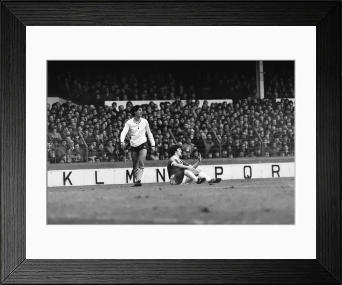 Framed Print : English League Division One match at Goodison Park. Everton 1 v Tottenham Hotspur 1 Framed Print : English League Division One match at Goodison Park. Everton 1 v Tottenham Hotspur 1