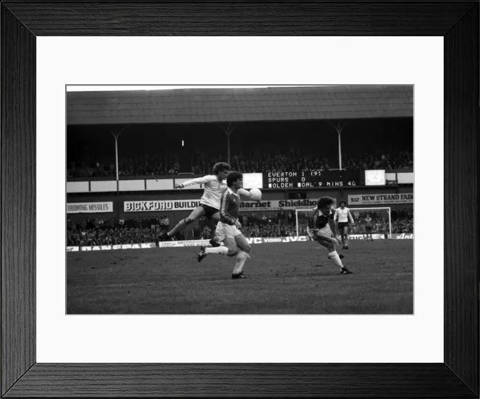 Framed Print : English League Division One match at Goodison Park. Everton 1 v Tottenham Hotspur 1