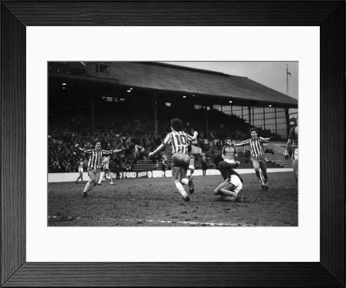 Framed Print : English League Division Two match. Sheffield Wednesday 3 v Luton Town 3