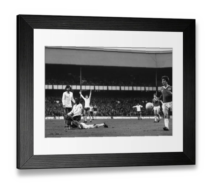 Framed Print : English League Division One match at Goodison Park. Everton 1 v Tottenham Hotspur 1 Framed Print : English League Division One match at Goodison Park. Everton 1 v Tottenham Hotspur 1
