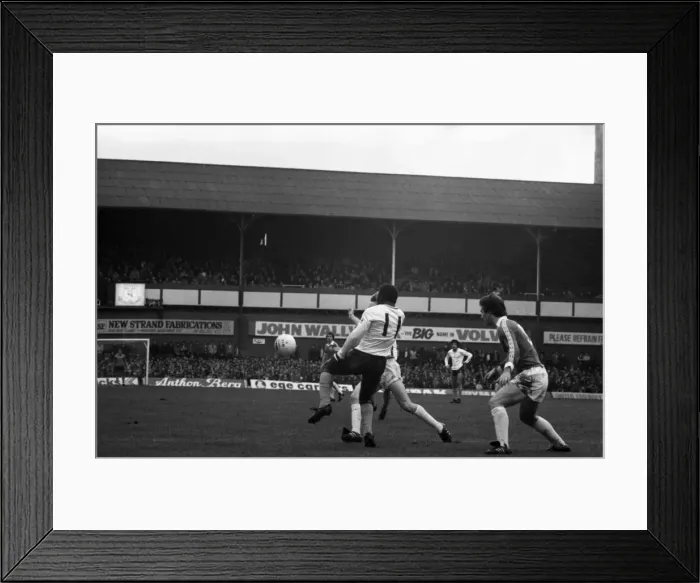 Framed Print : English League Division One match at Goodison Park. Everton 1 v Tottenham Hotspur 1 Framed Print : English League Division One match at Goodison Park. Everton 1 v Tottenham Hotspur 1
