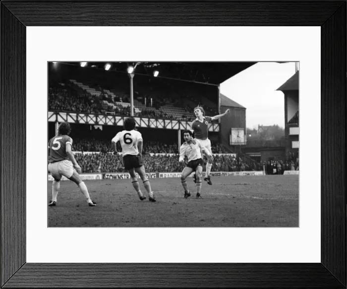 Framed Print : English League Division One match at Goodison Park. Everton 1 v Tottenham Hotspur 1 Framed Print : English League Division One match at Goodison Park. Everton 1 v Tottenham Hotspur 1