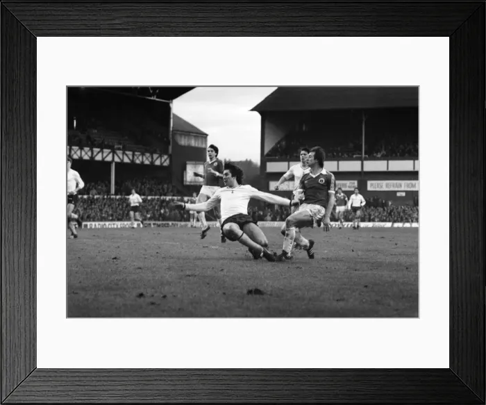 Framed Print : English League Division One match at Goodison Park. Everton 1 v Tottenham Hotspur 1 Framed Print : English League Division One match at Goodison Park. Everton 1 v Tottenham Hotspur 1