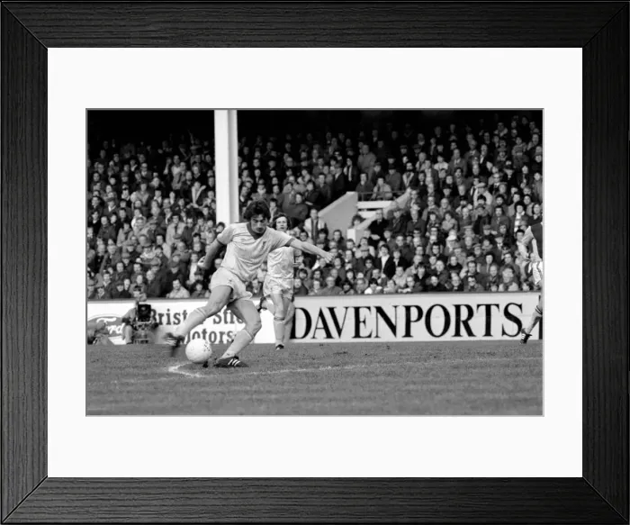 Framed Print : English League Division One match. Aston Villa 0 v Liverpool 3. January 1982 MF05-15-012