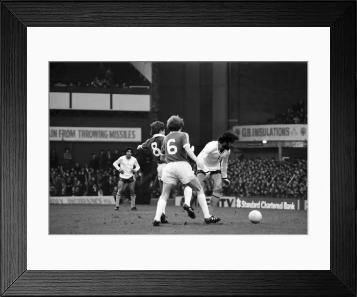 Framed Print : English League Division One match at Goodison Park. Everton 1 v Tottenham Hotspur 1 Framed Print : English League Division One match at Goodison Park. Everton 1 v Tottenham Hotspur 1