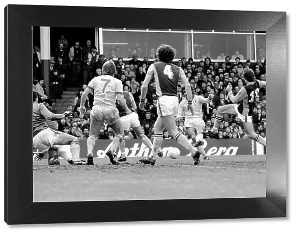English League Division One match. Aston Villa 0 v Liverpool 3. January 1982 MF05-15-004