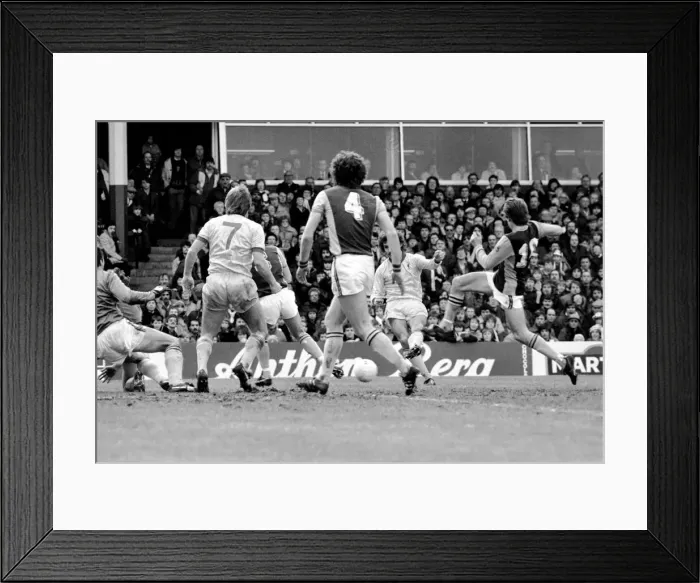 Framed Print : English League Division One match. Aston Villa 0 v Liverpool 3. January 1982 MF05-15-004