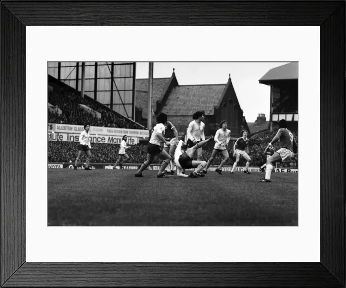 Framed Print : English League Division One match at Goodison Park. Everton 1 v Tottenham Hotspur 1