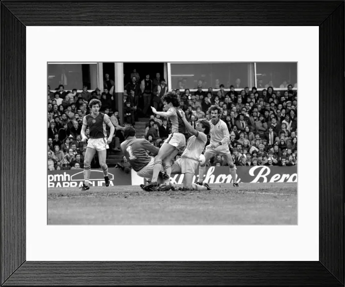 Framed Print : English League Division One match. Aston Villa 0 v Liverpool 3. January 1982 MF05-15-003