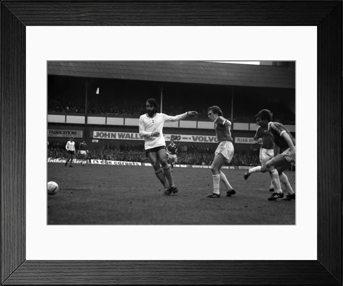 Framed Print : English League Division One match at Goodison Park. Everton 1 v Tottenham Hotspur 1