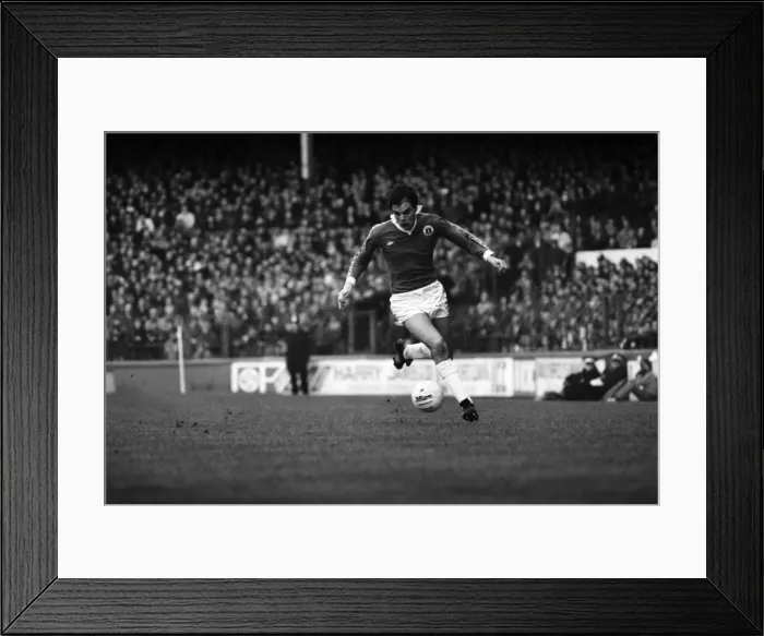Framed Print : English League Division One match at Goodison Park. Everton 1 v Tottenham Hotspur 1 Framed Print : English League Division One match at Goodison Park. Everton 1 v Tottenham Hotspur 1