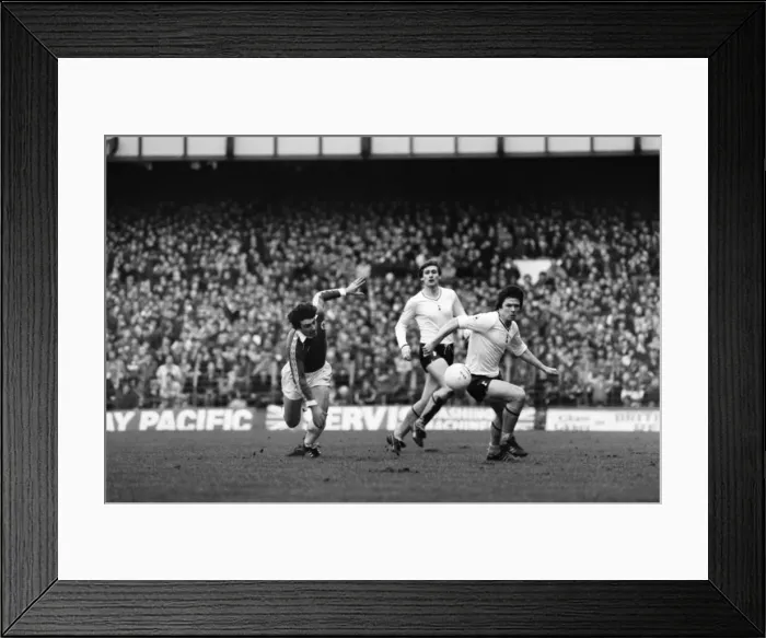 Framed Print : English League Division One match at Goodison Park. Everton 1 v Tottenham Hotspur 1