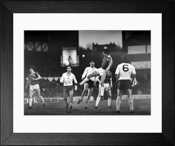 Framed Print : English League Division One match at Goodison Park. Everton 1 v Tottenham Hotspur 1 Framed Print : English League Division One match at Goodison Park. Everton 1 v Tottenham Hotspur 1