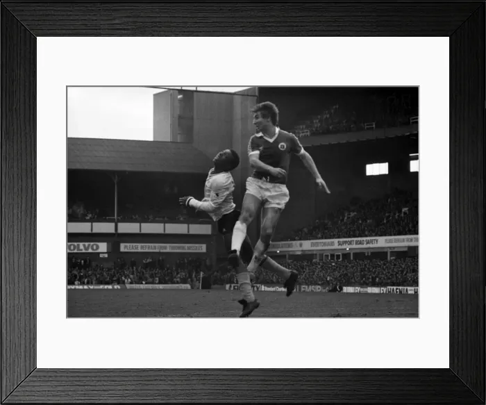 Framed Print : English League Division One match at Goodison Park. Everton 1 v Tottenham Hotspur 1 Framed Print : English League Division One match at Goodison Park. Everton 1 v Tottenham Hotspur 1
