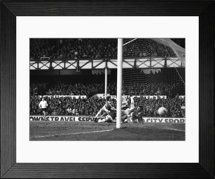 Framed Print : English League Division One match at Goodison Park. Everton 1 v Tottenham Hotspur 1