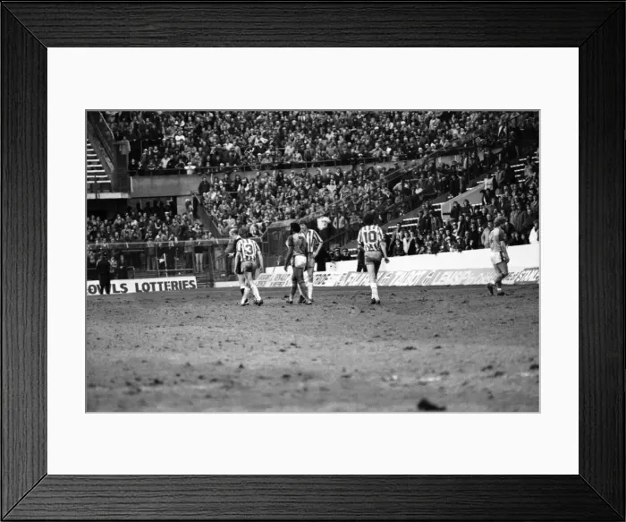 Framed Print : English League Division Two match. Sheffield Wednesday 3 v Luton Town 3 Framed Print : English League Division Two match. Sheffield Wednesday 3 v Luton Town 3