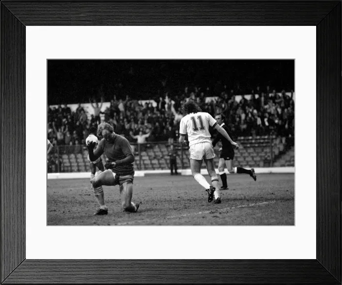 Framed Print : English League Division One matchat Elland Road. Leeds UNited 0 v Coventry City 0 Framed Print : English League Division One matchat Elland Road. Leeds UNited 0 v Coventry City 0