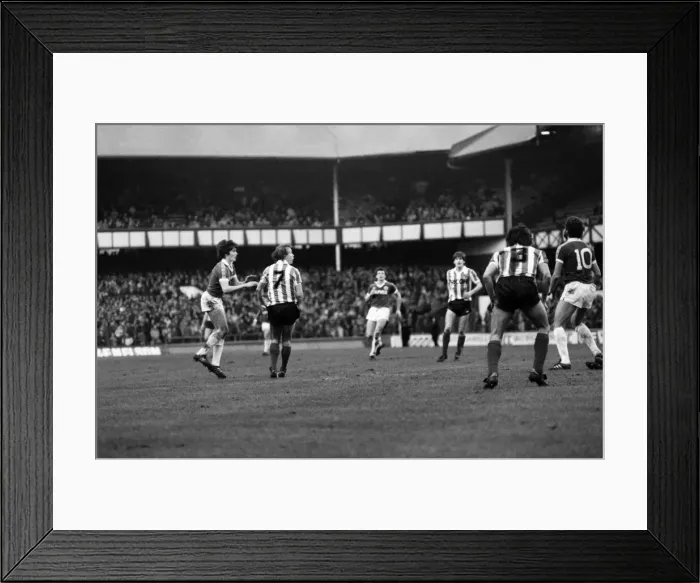 Framed Print : English League Division One match at Goodison Park. Everton 0 v Stoke City 0 Framed Print : English League Division One match at Goodison Park. Everton 0 v Stoke City 0