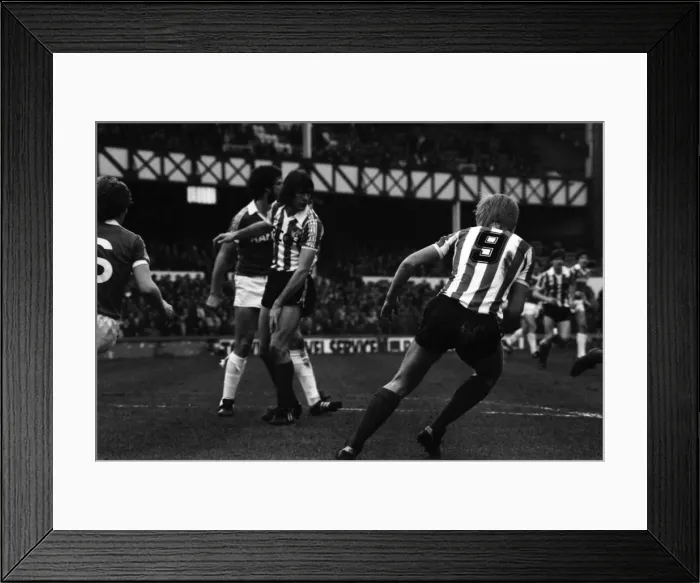 Framed Print : English League Division One match at Goodison Park. Everton 0 v Stoke City 0 Framed Print : English League Division One match at Goodison Park. Everton 0 v Stoke City 0