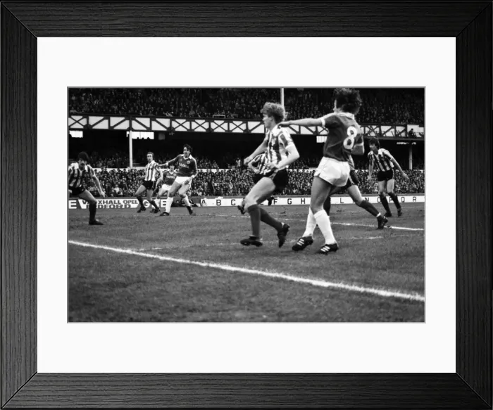 Framed Print : English League Division One match at Goodison Park. Everton 0 v Stoke City 0 Framed Print : English League Division One match at Goodison Park. Everton 0 v Stoke City 0