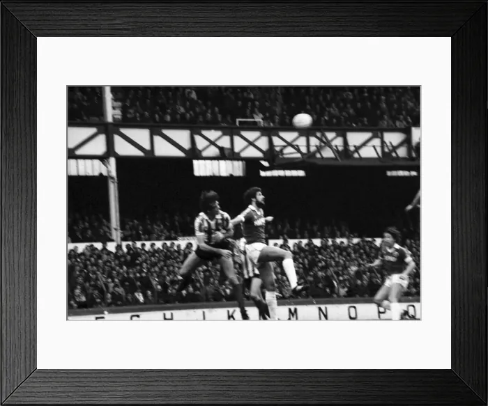 Framed Print : English League Division One match at Goodison Park. Everton 0 v Stoke City 0 Framed Print : English League Division One match at Goodison Park. Everton 0 v Stoke City 0