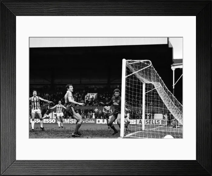 Framed Print : English League Division Two match. Sheffield Wednesday 2 v Leicester City 0 Framed Print : English League Division Two match. Sheffield Wednesday 2 v Leicester City 0