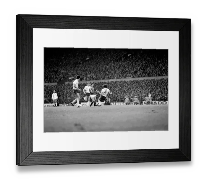 Framed Print : Emglish League Division One match. Manchester United 1 v Tottenham Hotspur 0
