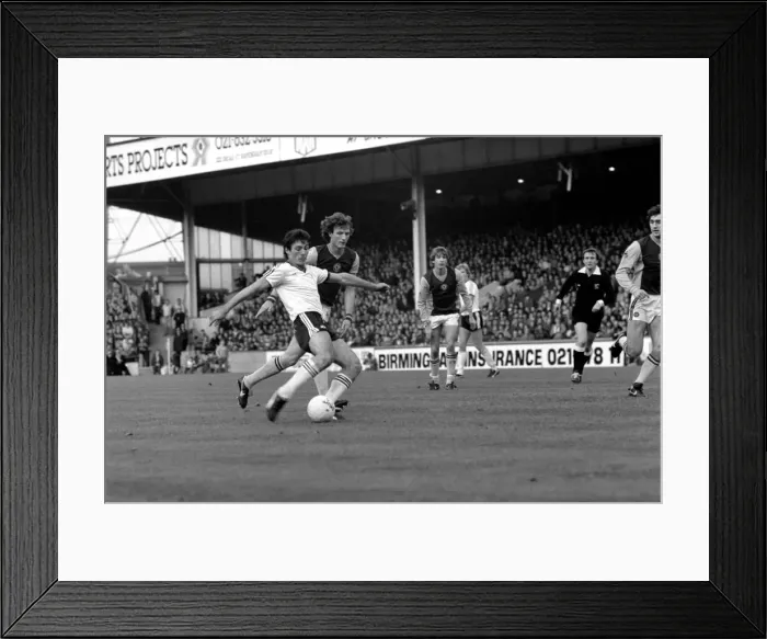 Framed Print : English League Division One match. Aston Villa 2 v Manchester United 1
