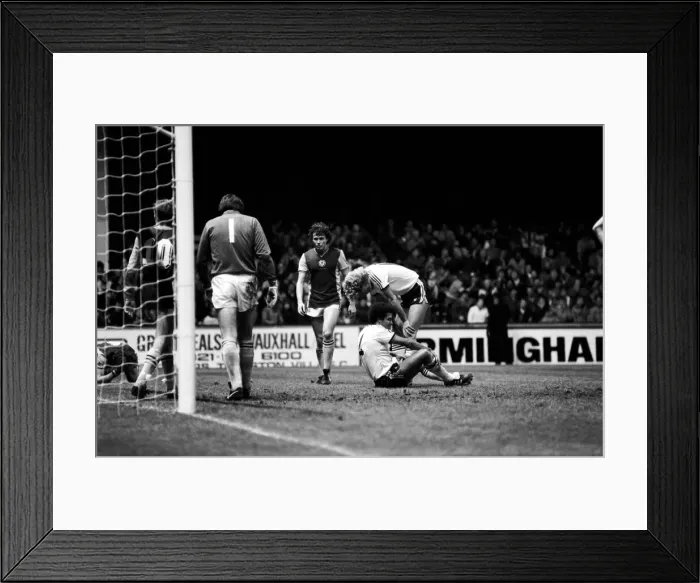 Framed Print : English League Division One match. Aston Villa 2 v Manchester United 1