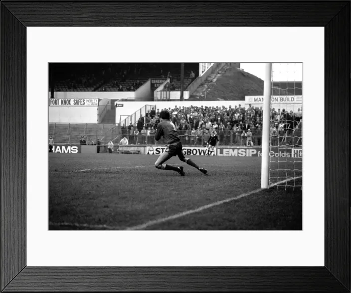 Framed Print : English League Division Two match. Leeds United 1 v Charlton Athletic 2 Framed Print : English League Division Two match. Leeds United 1 v Charlton Athletic 2