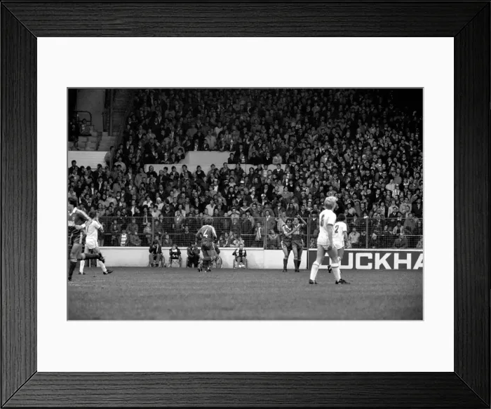 Framed Print : English League Division Two match. Leeds United 1 v Charlton Athletic 2