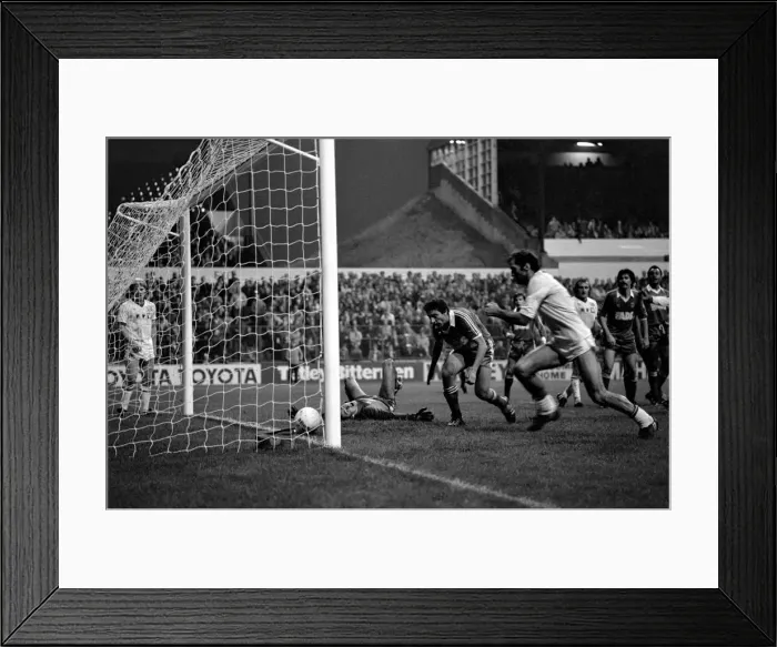 Framed Print : English League Division Two match. Leeds United 1 v Charlton Athletic 2