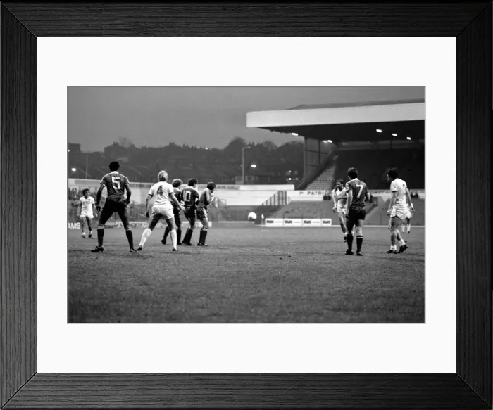 Framed Print : English League Division Two match. Leeds United 1 v Charlton Athletic 2
