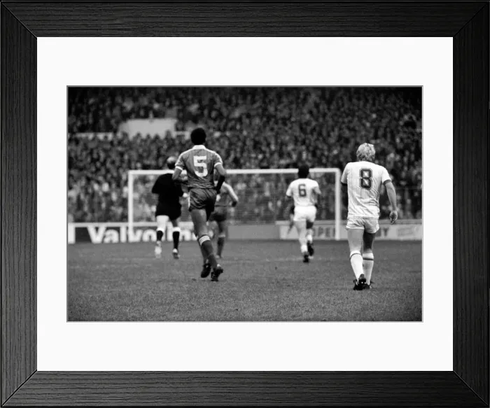 Framed Print : English League Division Two match. Leeds United 1 v Charlton Athletic 2