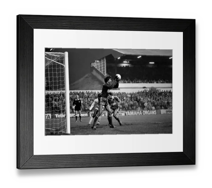 Framed Print : English League Division Two match. Leeds United 1 v Charlton Athletic 2