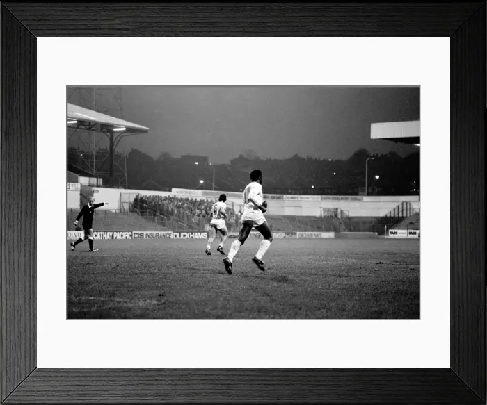 Framed Print : English League Division Two match. Leeds United 1 v Charlton Athletic 2