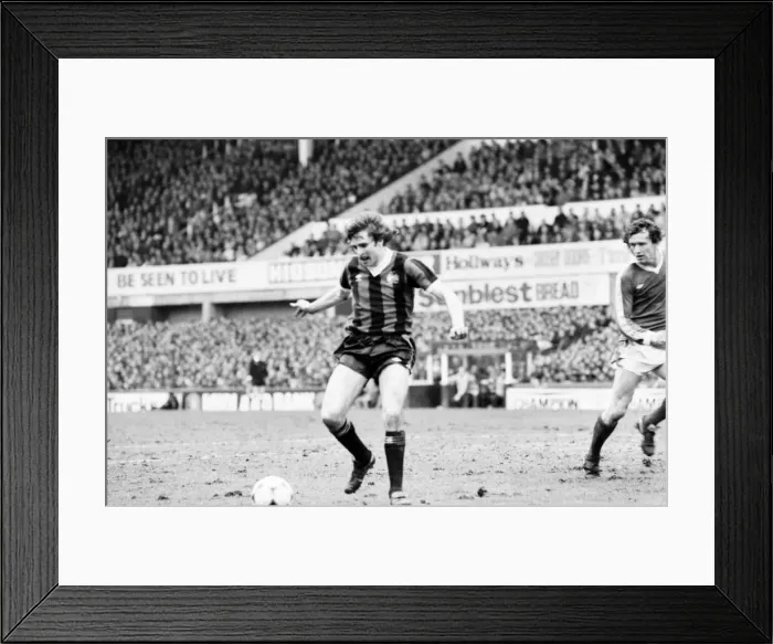 Framed Print : Everton 2 v. Manchester City 2. March 1981 Paul Power. MF01-40-084 F. A Cup Framed Print : Everton 2 v. Manchester City 2. March 1981 Paul Power. MF01-40-084 F. A Cup