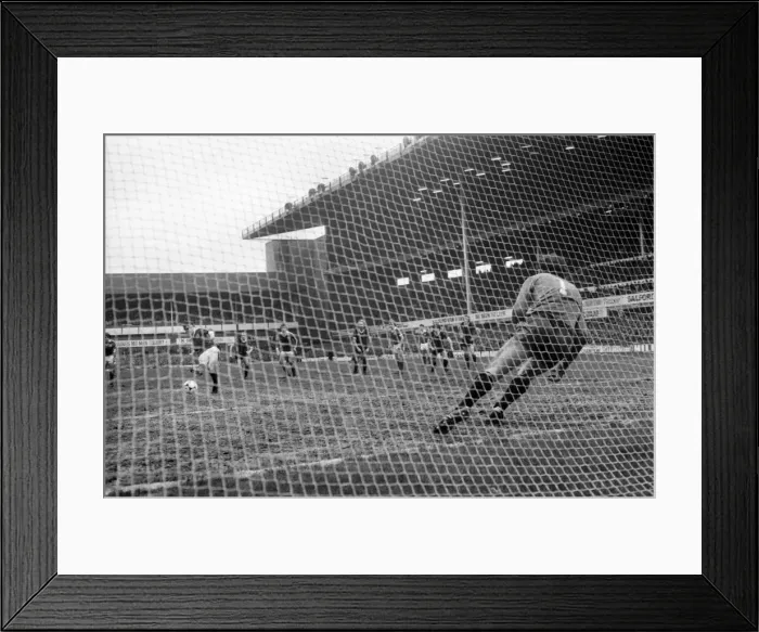 Framed Print : Everton 2 v. Manchester City 2. March 1981 MF01-40-063 F. A Cup Framed Print : Everton 2 v. Manchester City 2. March 1981 MF01-40-063 F. A Cup