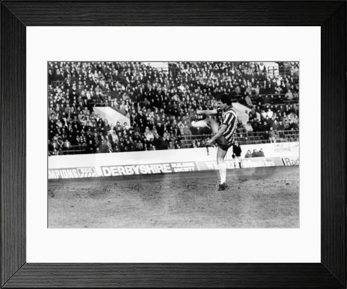 Framed Print : sheffield wednesday 2 v. Swansea 0. Division Two Football. Februay 1981 MF01-35-030