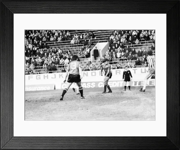 Framed Print : sheffield wednesday 2 v. Swansea 0. Division Two Football. Februay 1981 MF01-35-022